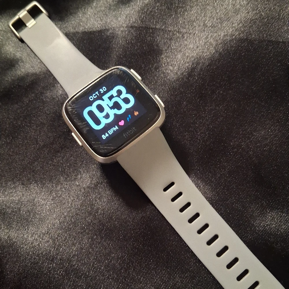 Fitbit Versa Health Tracker Smartwatch with Gray Band! No Charger.